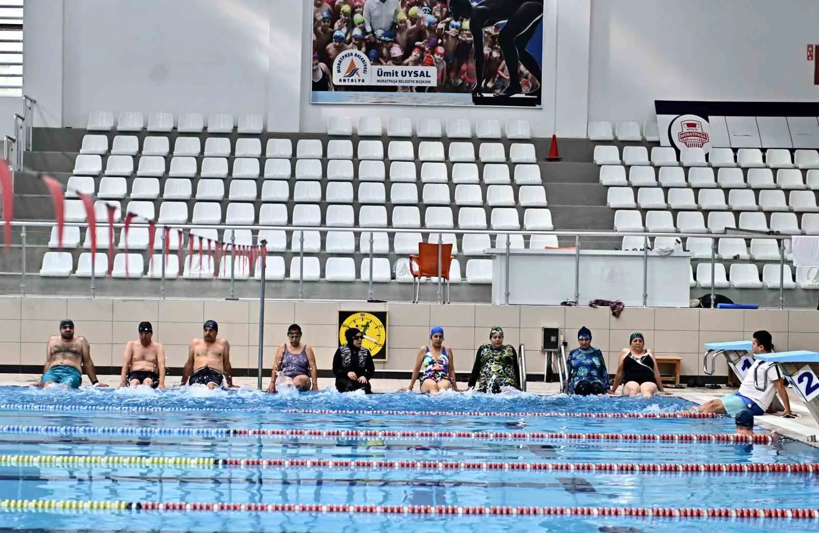Antalya Muratpaşa Belediyesi’nin ‘Sonbahar Spor Okulları’ kapsamında gerçekleşen ücretsiz yüzme