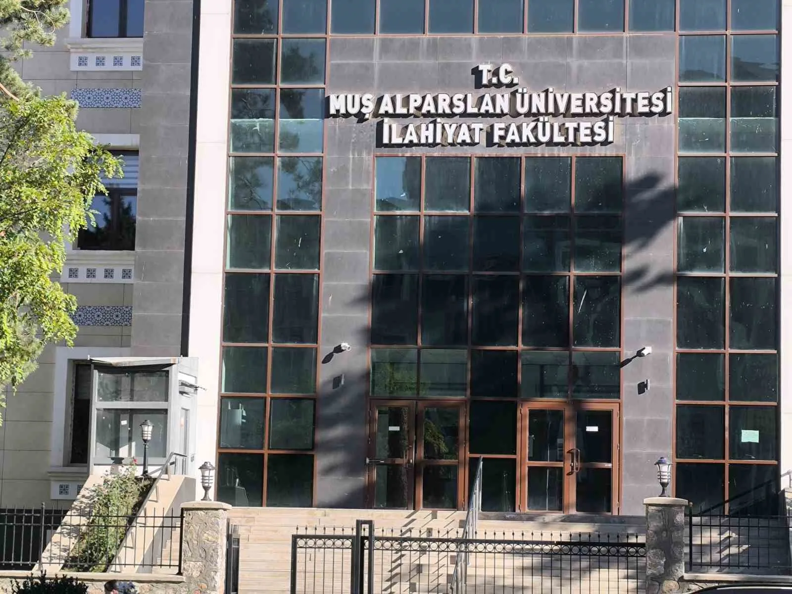 Muş Alparslan Üniversitesi’nde açıldığı günden bu yana çalışmayan asansör nedeniyle