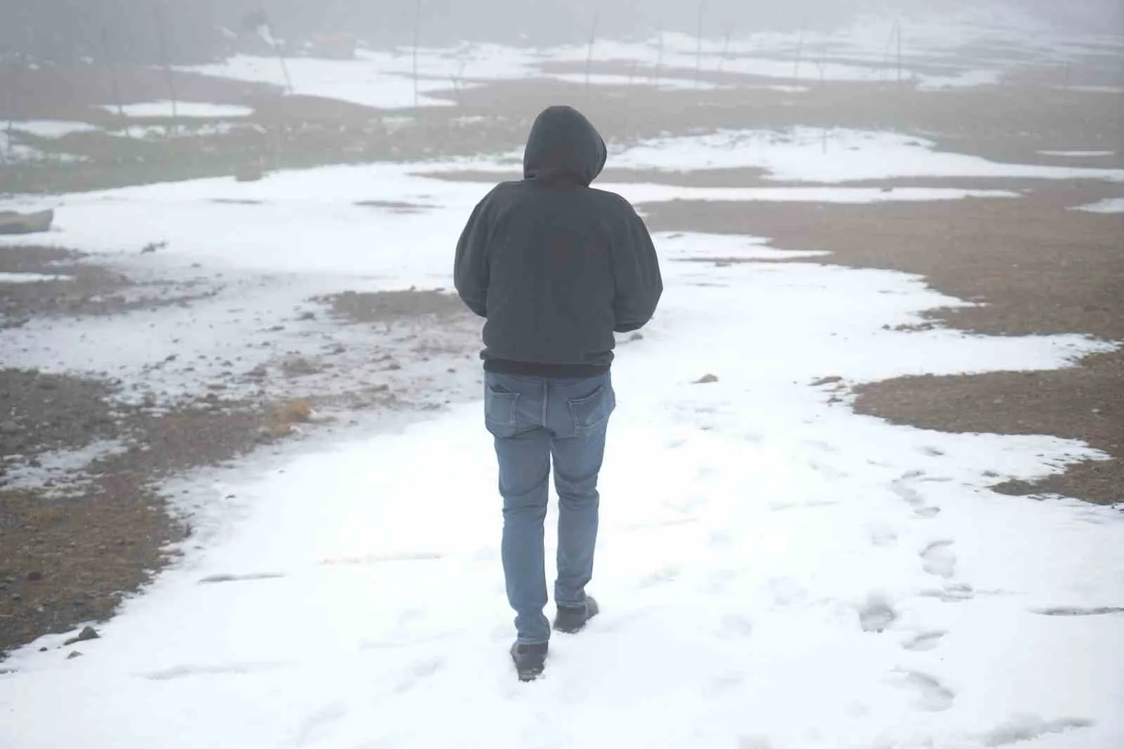 Muş’un yüksek kesimleri mevsimin ilk kar yağışıyla beyaza büründü. Kent