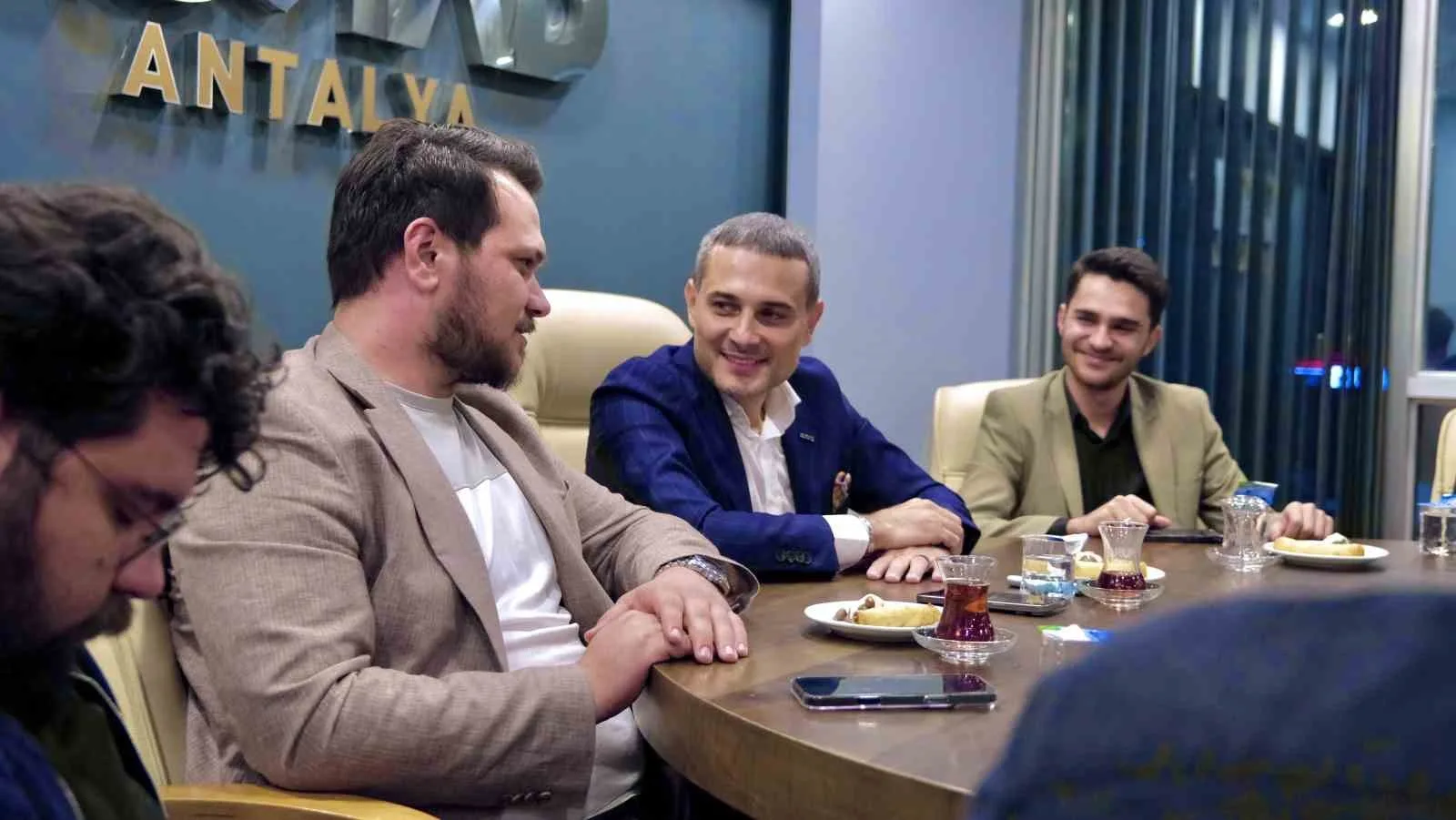 MÜSİAD Antalya Başkanı Yusuf Akgül, Genç MÜSİAD üyeleriyle buluşarak dış