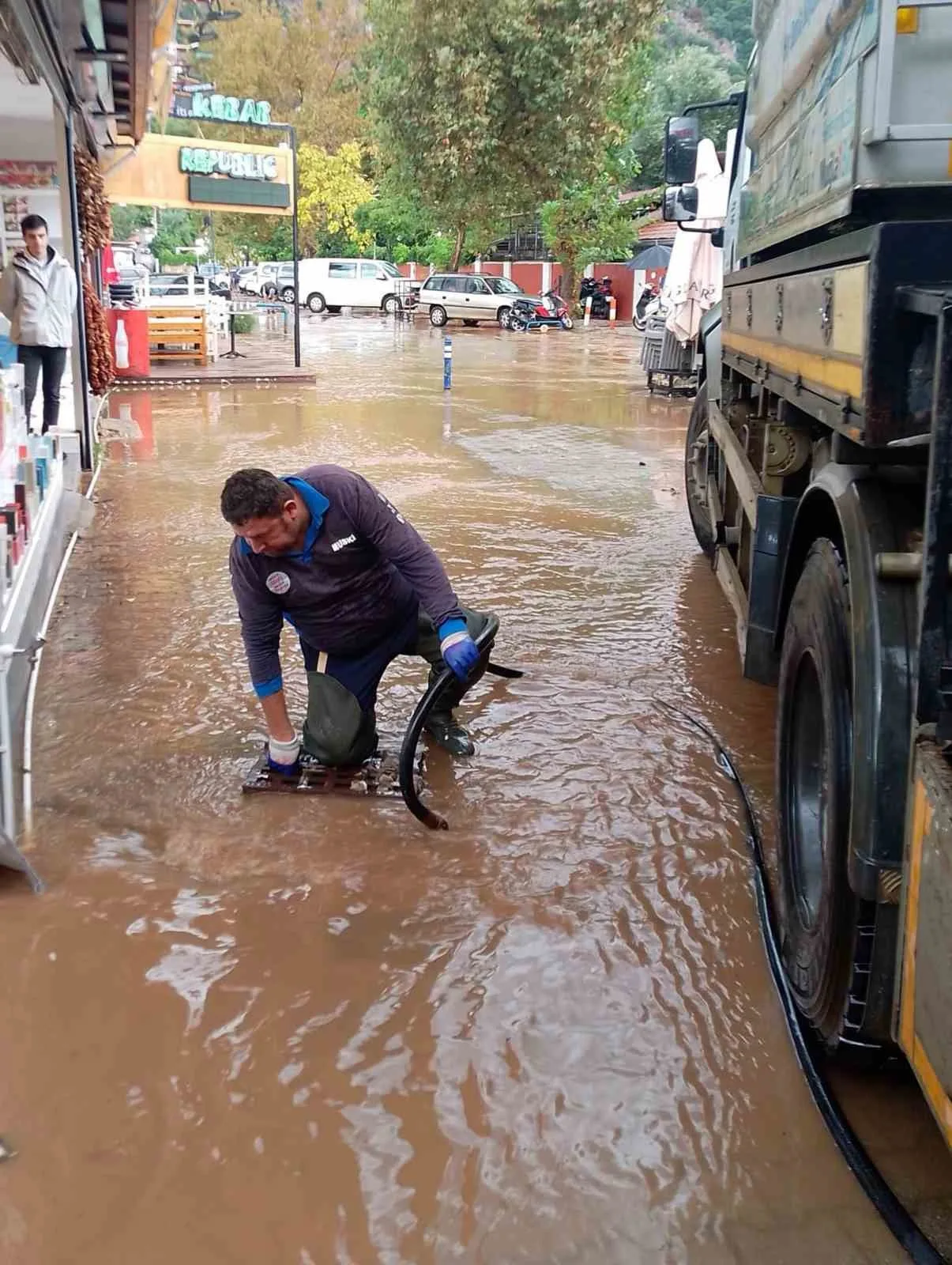 Muğla’da etkili olan sağanak yağış sonrası taşkın ve su baskınlarına
