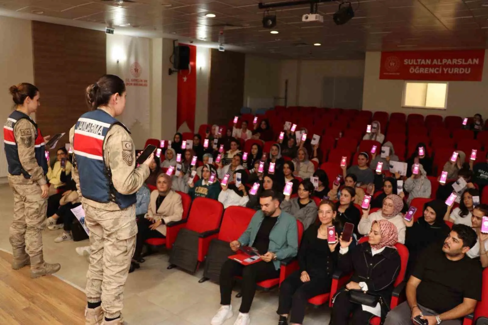 Muş’ta jandarma ekipleri, Sultan Alparslan Kız Öğrenci Yurdu’nda kalan 160