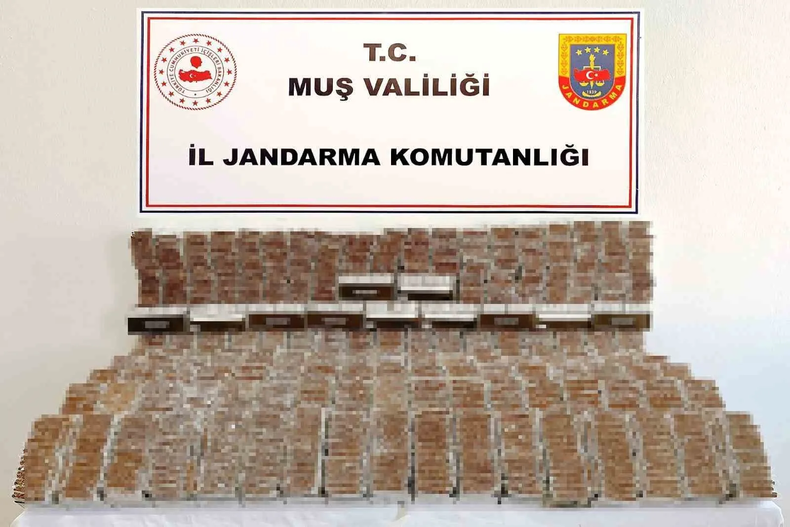 Muş İl Jandarma Komutanlığı ekipleri, kaçak tütünle mücadele kapsamında düzenledikleri