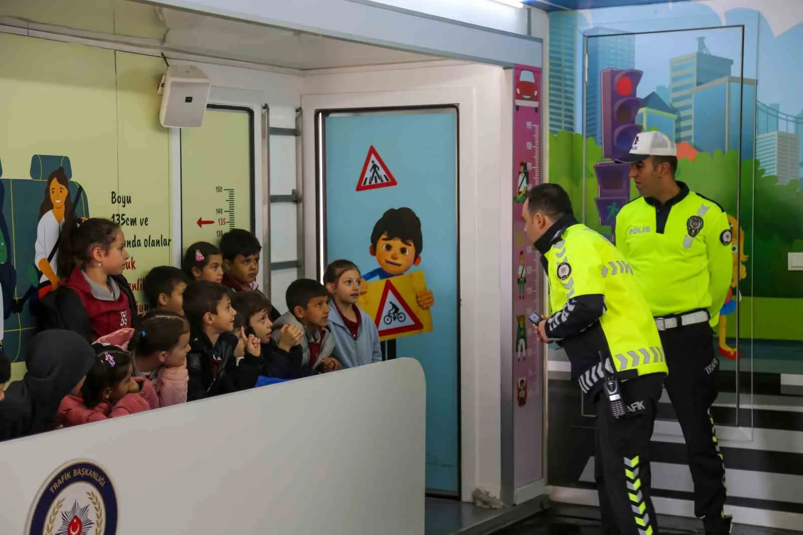 Muş Emniyet Müdürlüğü ekipleri, “Okula Geliş ve Gidişlerde Çocukların Görünürlüğü