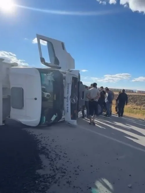 Muş’ta asfalt yüklü kamyon, sürücüsünün direksiyon hakimiyetini kaybetmesi sonucu devrildi.
