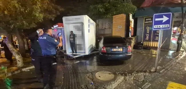 Muş’ta direksiyon başında sara nöbeti geçiren sürücü, otomobiliyle ATM’ye çarptı.