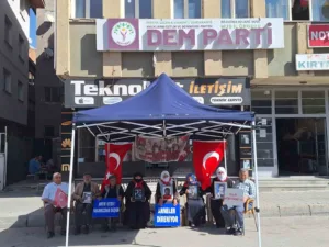 Muş’ta çocukları terör örgütü PKK tarafından kaçırılan aileler, DEM Parti