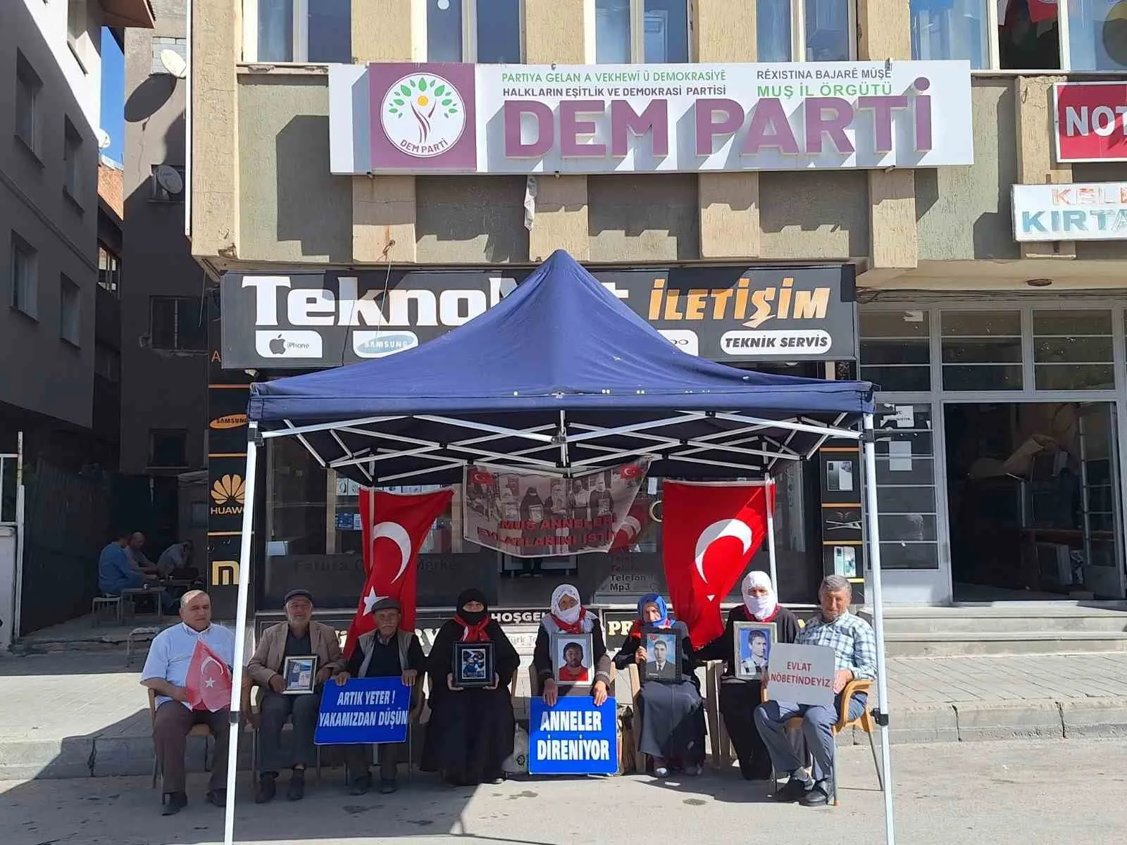 Muş’ta çocukları terör örgütü PKK tarafından kaçırılan aileler, DEM Parti