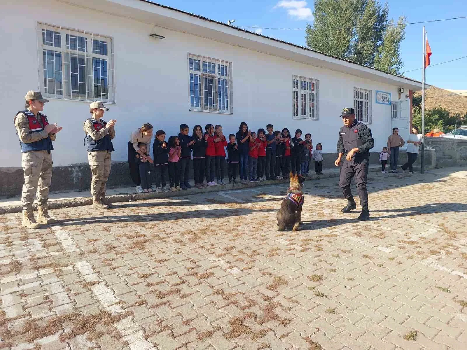 Muş İl Jandarma Komutanlığı ekipleri, öğrencilerde farkındalık oluşturmak amacıyla Tüten