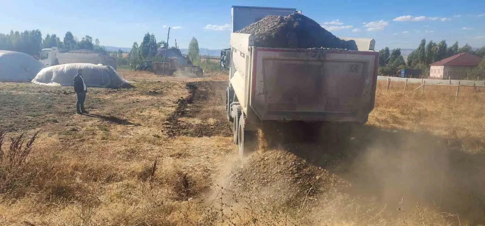 Muş İl Özel İdaresi ekipleri, köy yollarında ulaşım konforunu artırmak