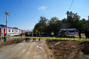 Muş’ta hemzemin geçitte meydana gelen kazada, yolcu treninin öğrenci servisine