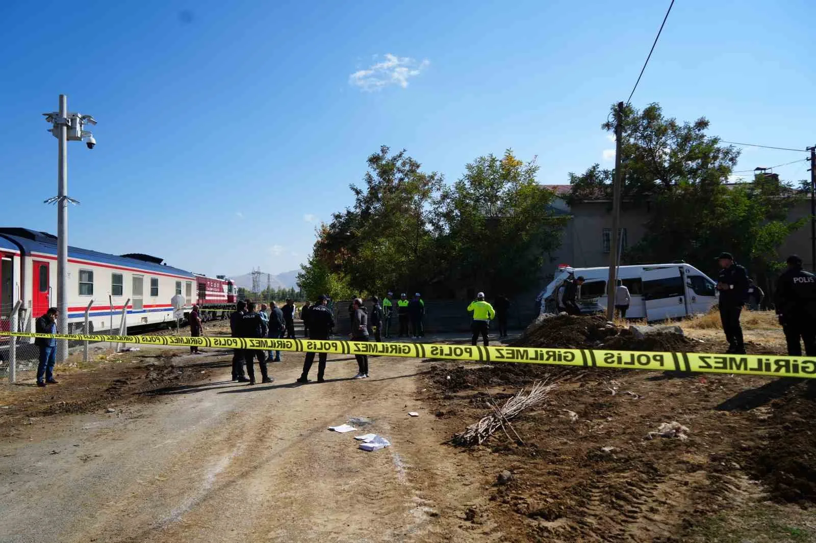 Muş’ta hemzemin geçitte meydana gelen kazada, yolcu treninin öğrenci servisine