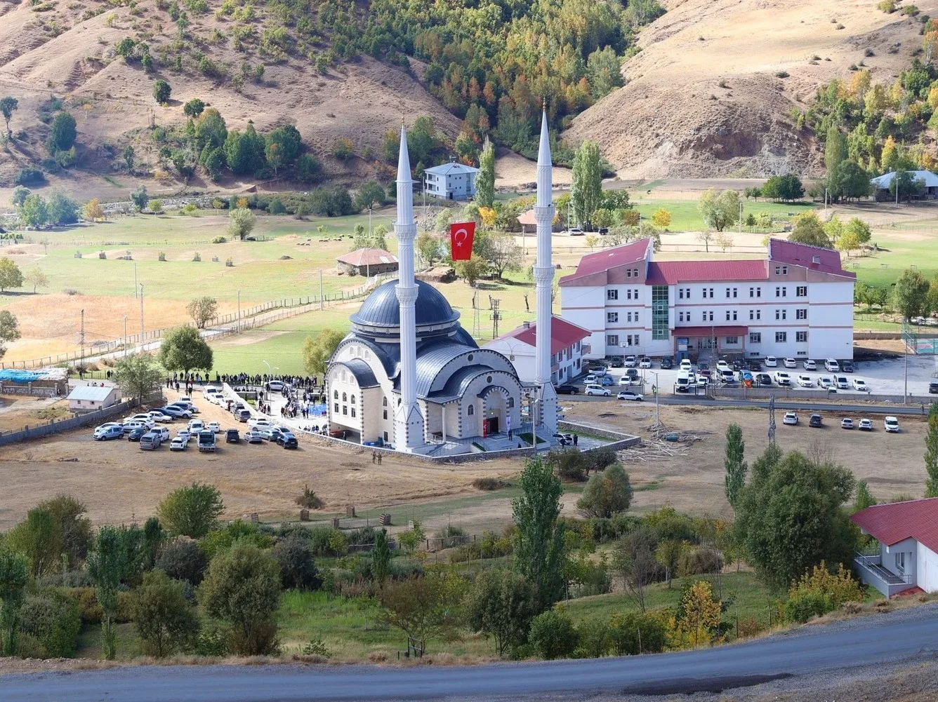 Muş’un Üçevler köyünde yapımı tamamlanan 800 kişilik cami, düzenlenen törenle