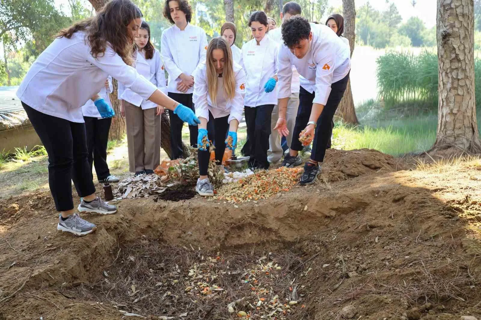 İzmir Ekonomi Üniversitesi (İEÜ) Gastronomi ve Mutfak Sanatları Bölümü öğrencileri,