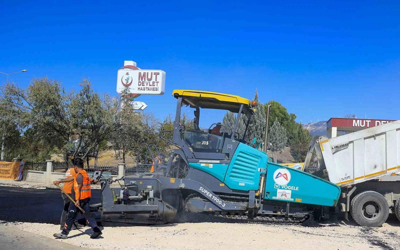 Mersin Büyükşehir Belediyesi, Mut ilçesinde 16 farklı noktada sıcak asfalt