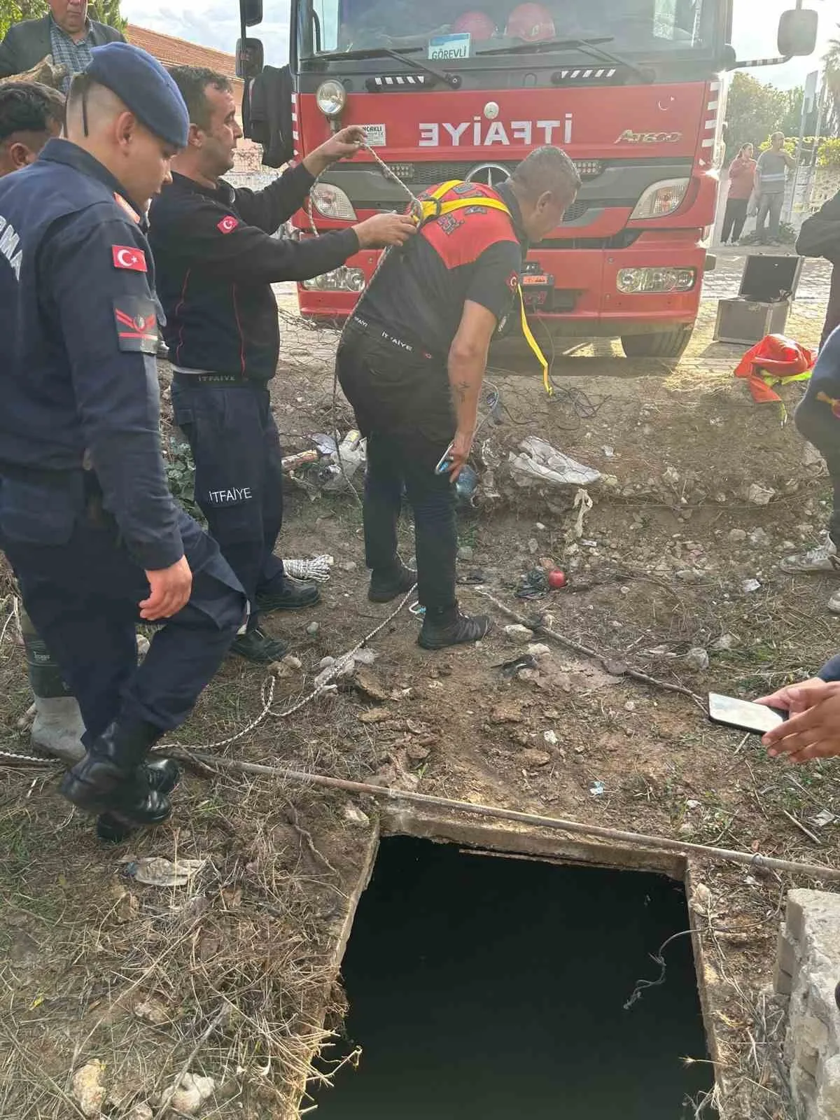 Aydın’ın Bozdoğan ilçesinde nar toplamak isterken 10 metrelik kuyuya düşen