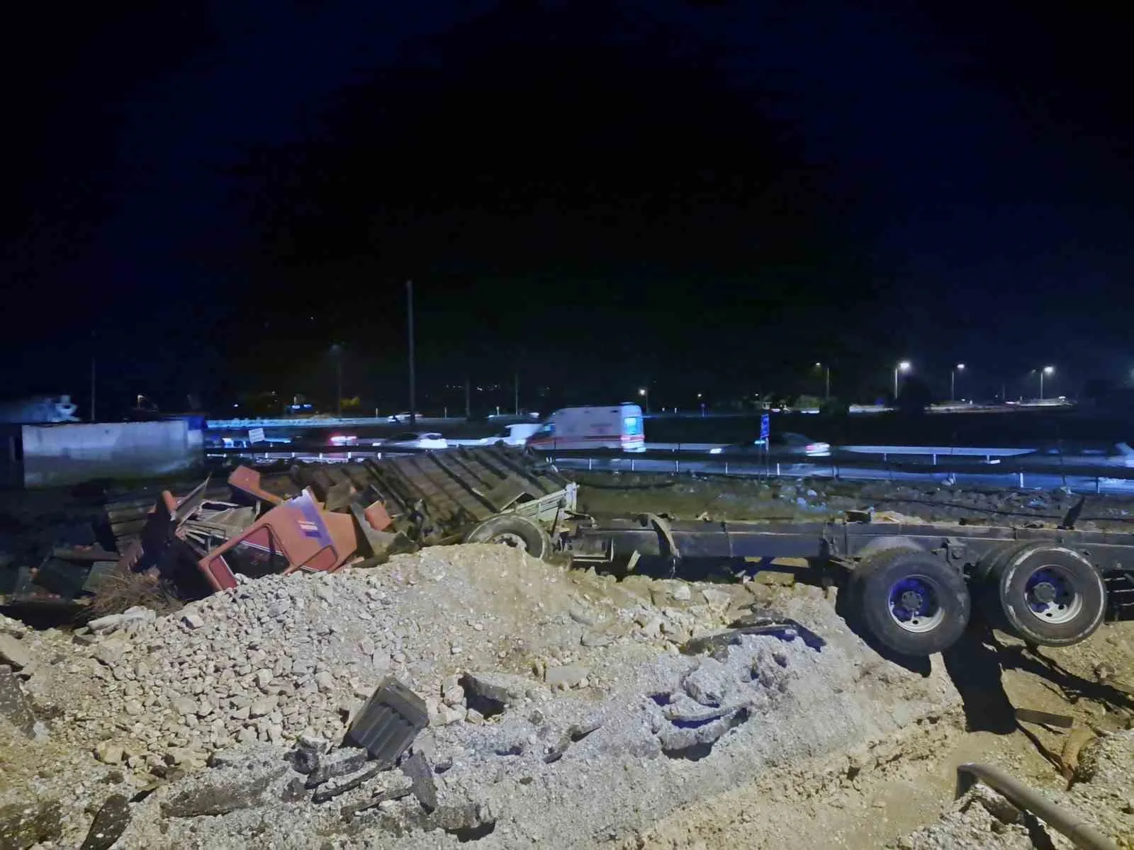 Muğla’nın Menteşe ilçesi Kötekli kavşağında freni tutmayan nar yüklü TIR,