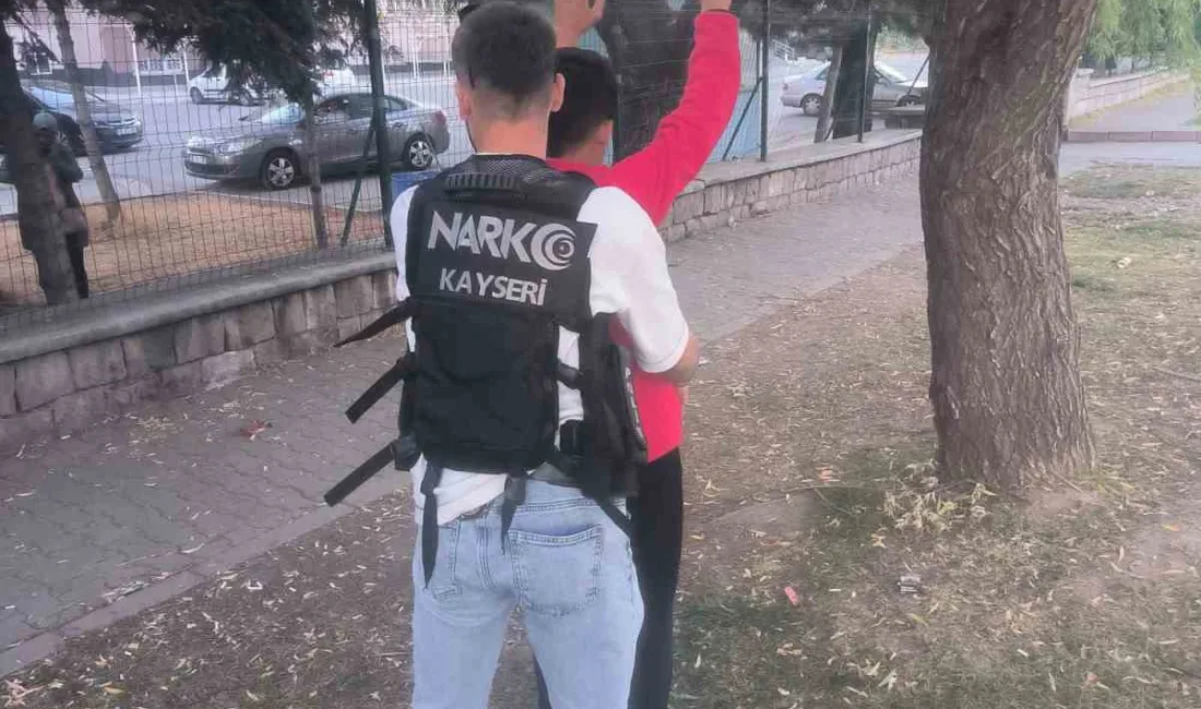 Kayseri’de polis ekipleri tarafından okul çevrelerinde okulla ilgisi olmayan şahıslara