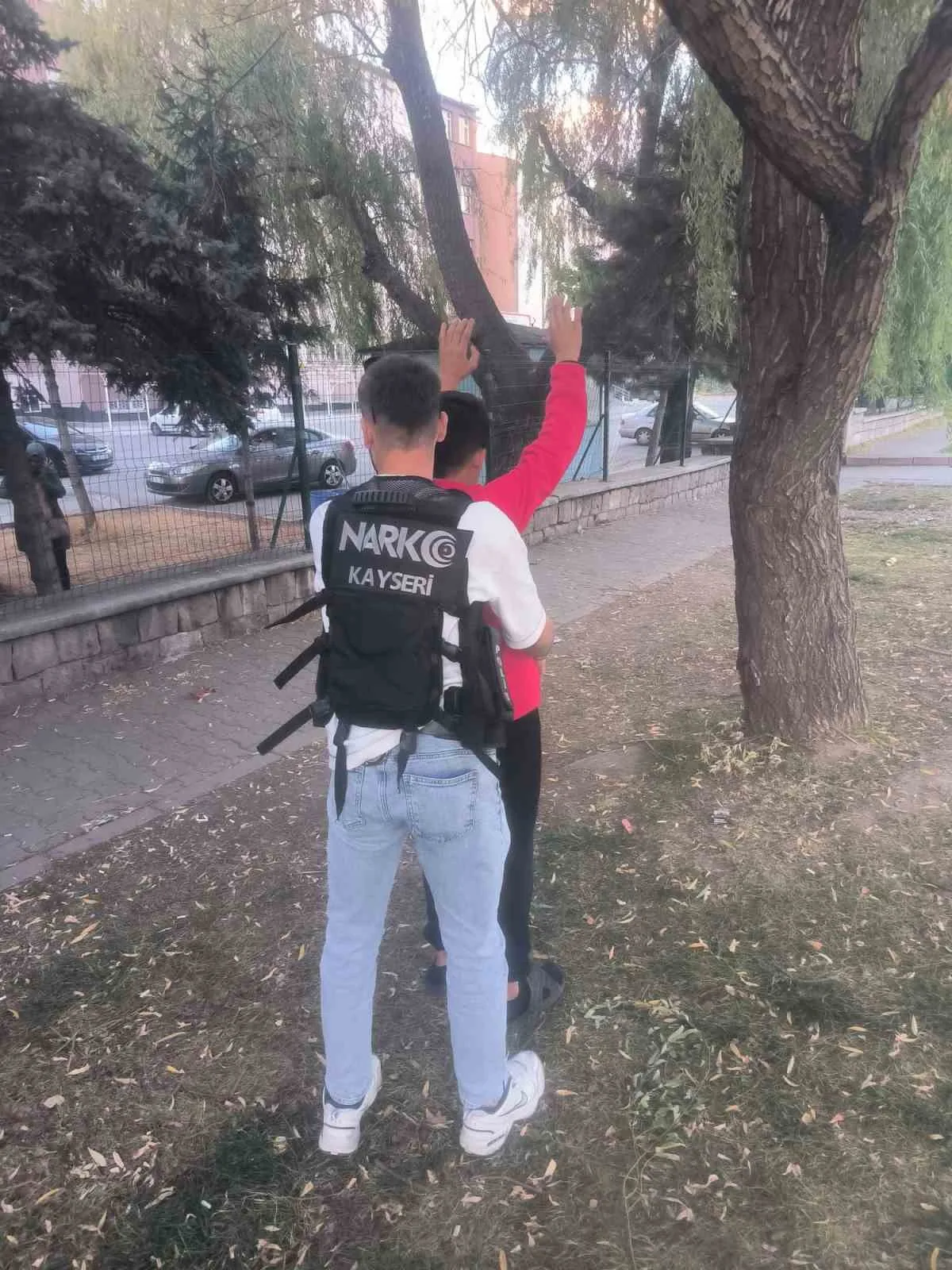 Kayseri’de polis ekipleri tarafından okul çevrelerinde okulla ilgisi olmayan şahıslara