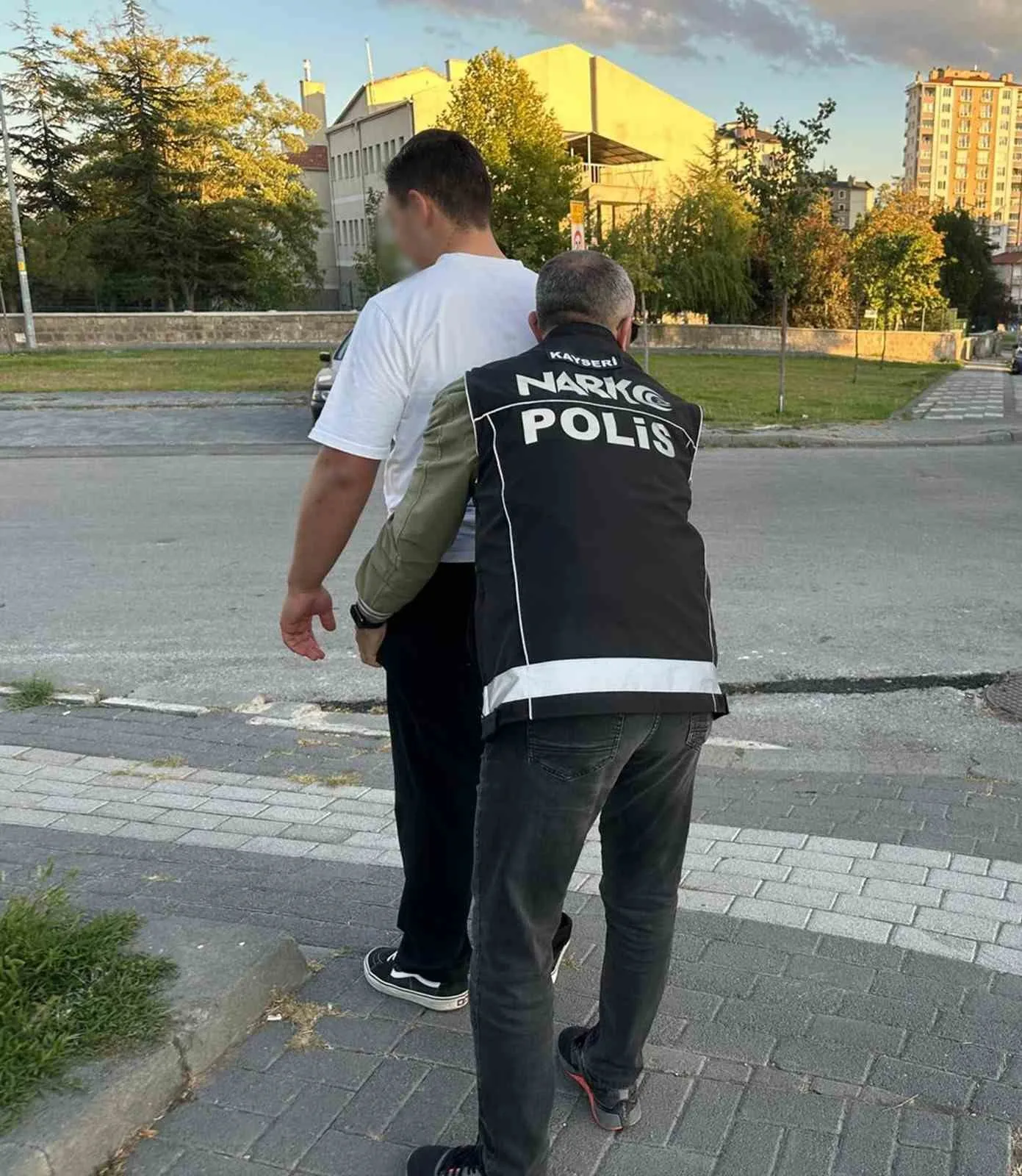 Kayseri’de polis ekipleri Narko-Okul uygulaması çerçevesinde okul çevresinde okulla ilişkisi