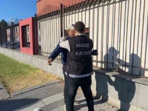 Kayseri’de polis ekipleri okul ve çevresinde okulla ilgisi olmayan 17