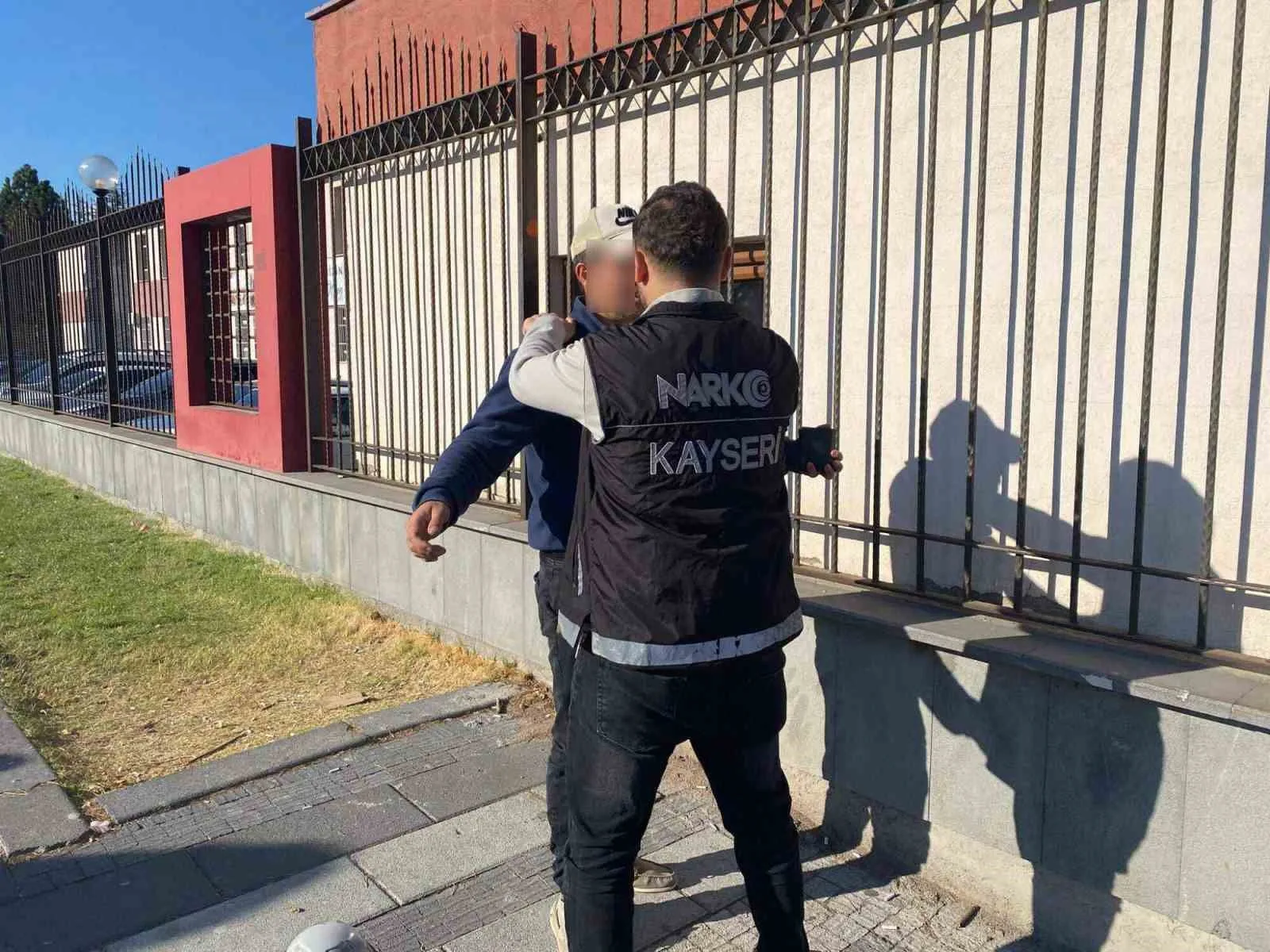 Kayseri’de polis ekipleri okul ve çevresinde okulla ilgisi olmayan 17