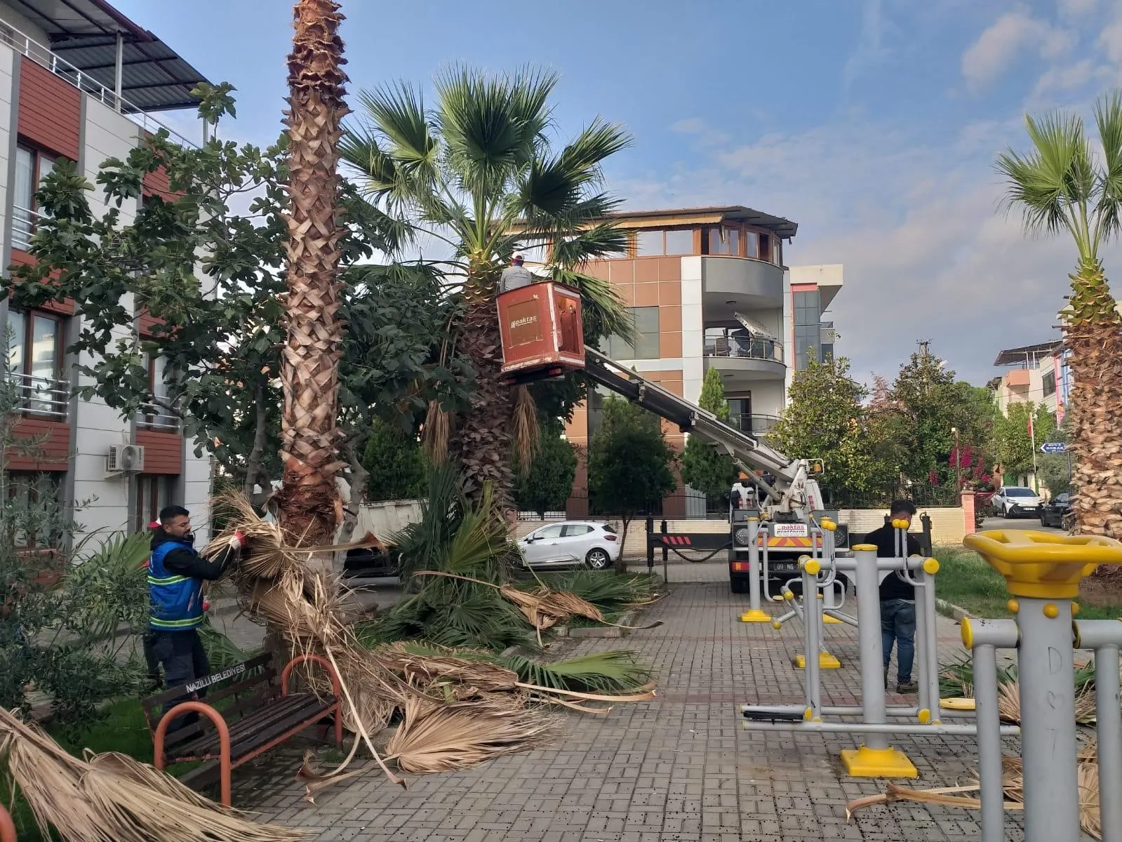 Nazilli Belediyesi Temizlik İşleri ve Park Bahçeler Müdürlüğü ekipleri, kent