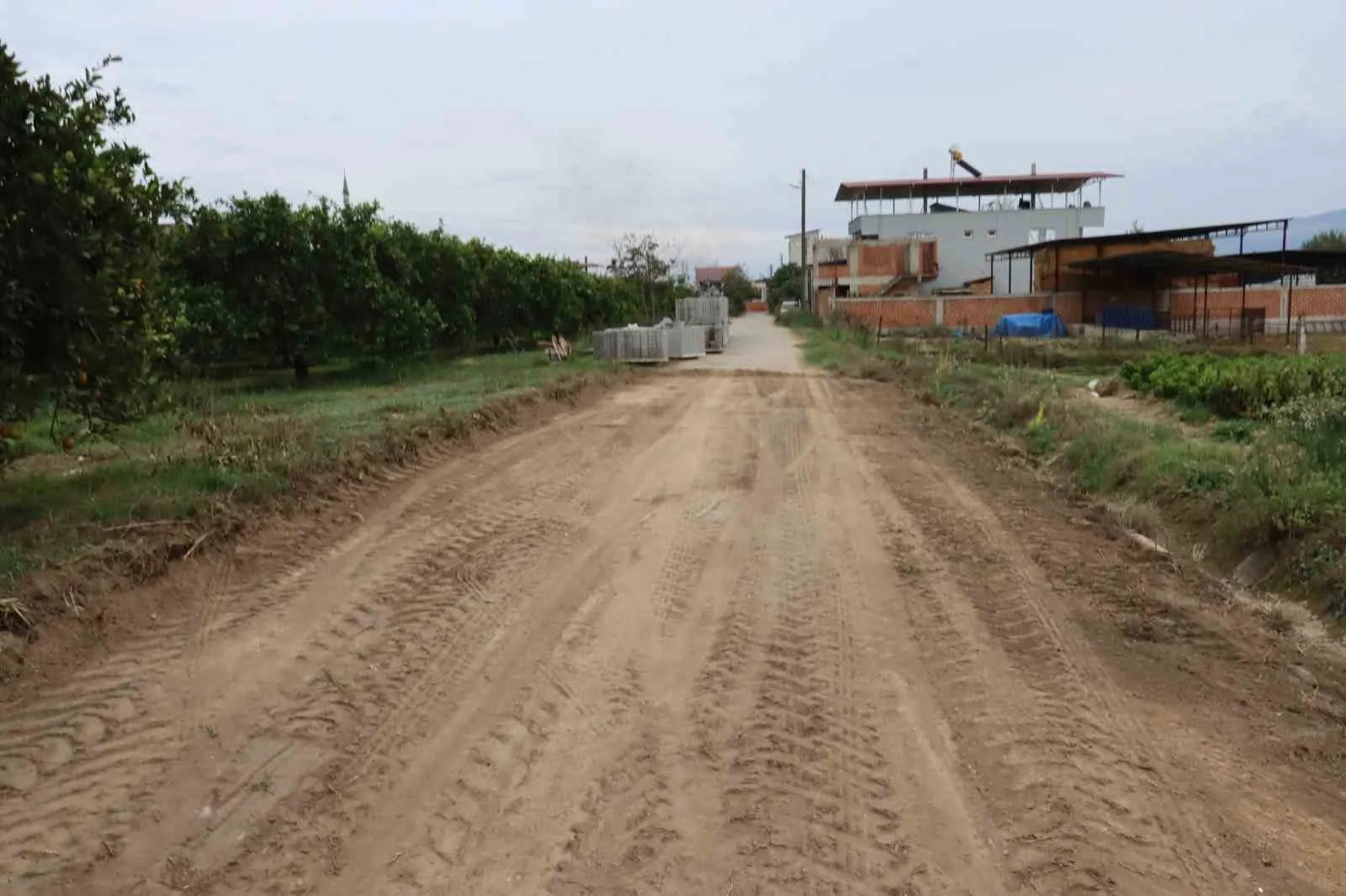 Nazilli Belediyesi; Bereketli Mahallesi’nde gençlerin halı sahaya, çiftçilerin ise bahçelerine