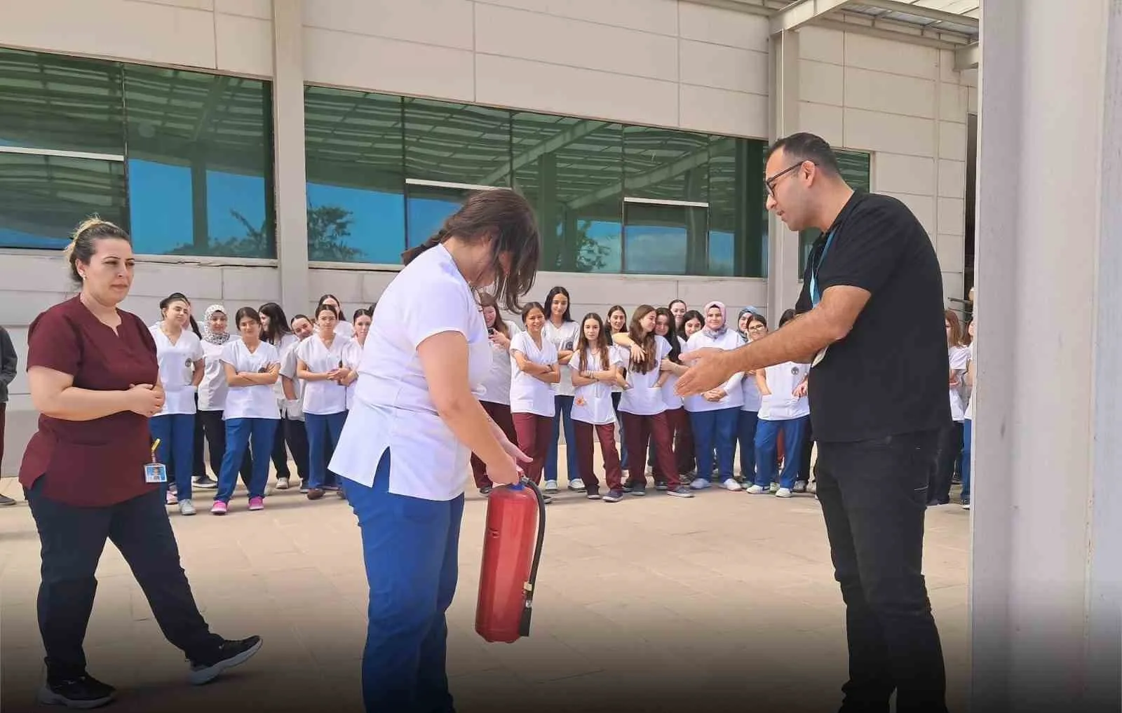 Nazilli Devlet Hastanesi’nde staj yapan öğrenciler, yangın tatbikatından kırmızı kod