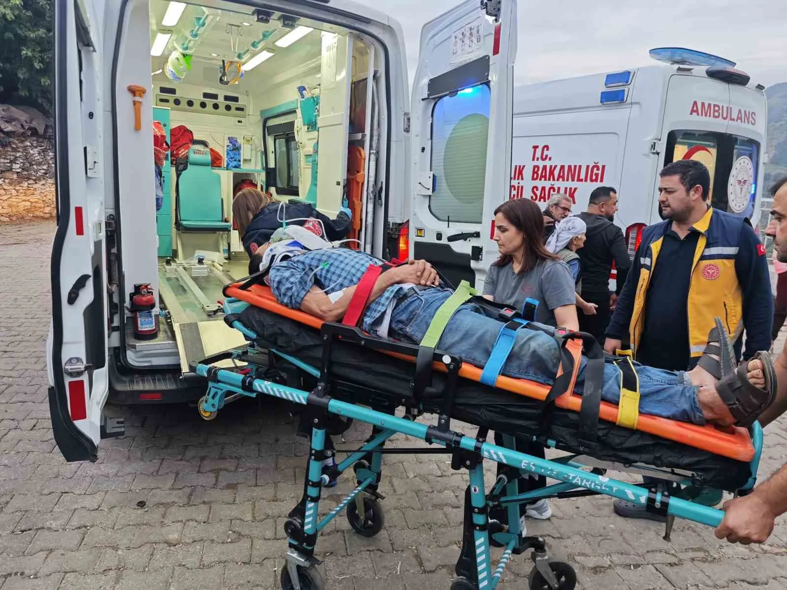 Aydın’ın Nazilli ilçesinde uçuruma yuvarlanan kamyonette biri ağır olmak üzere