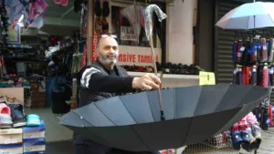 Kocaeli’nin İzmit ilçesinde kentin tek şemsiye tamircisi olarak bilinen 59
