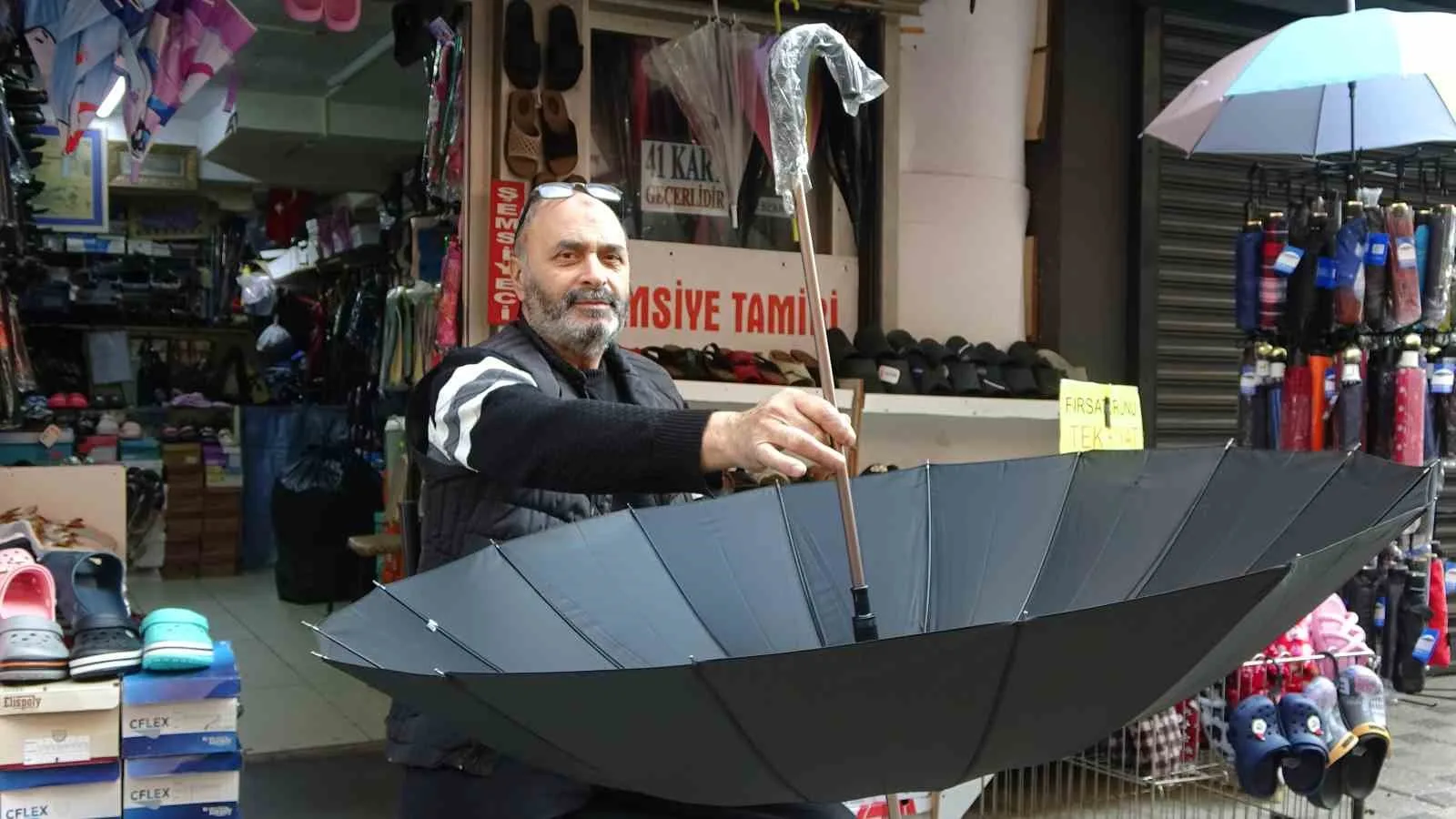 Kocaeli’nin İzmit ilçesinde kentin tek şemsiye tamircisi olarak bilinen 59