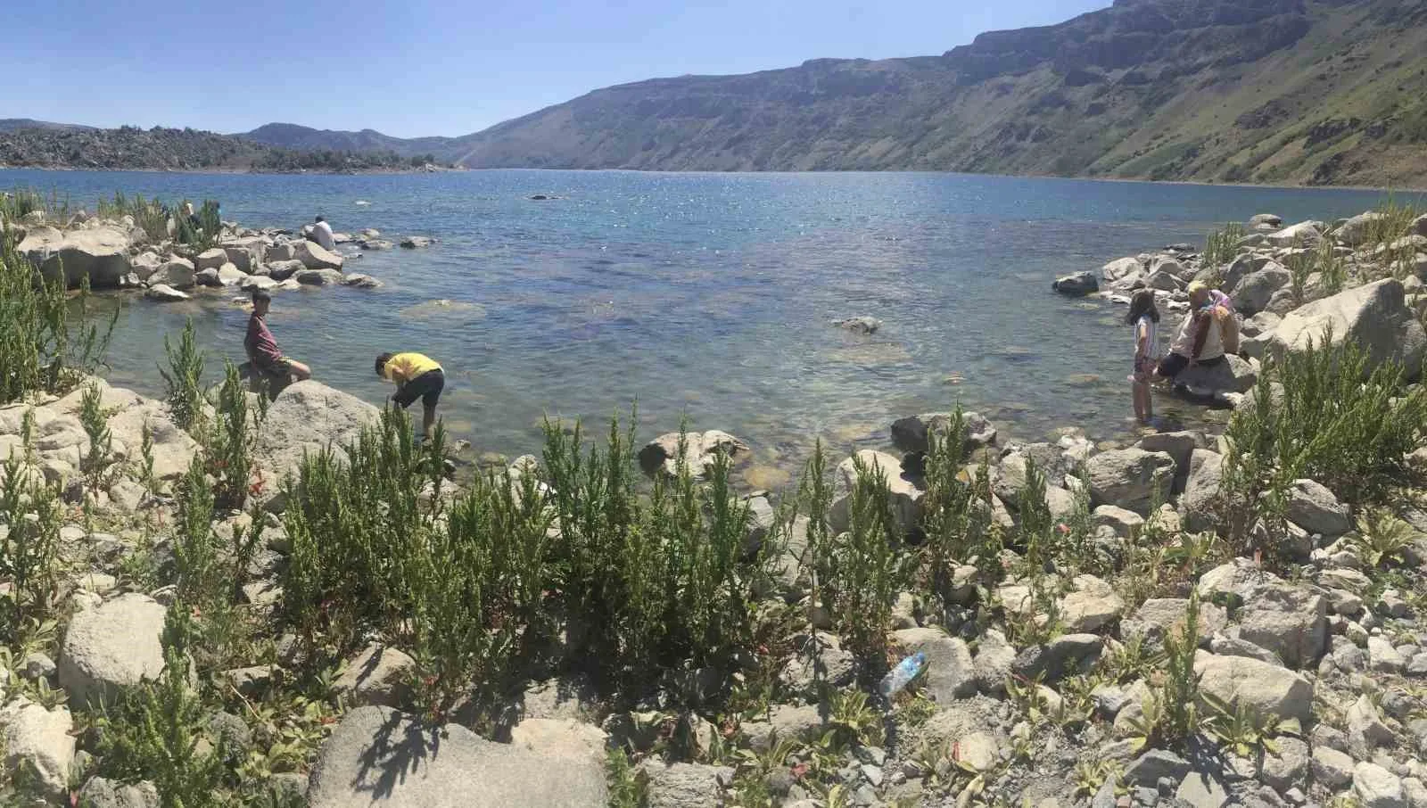 Bitlis’in Tatvan ilçesinde Nemrut Krater Gölü’nde mangal ve semaver yaktıkları