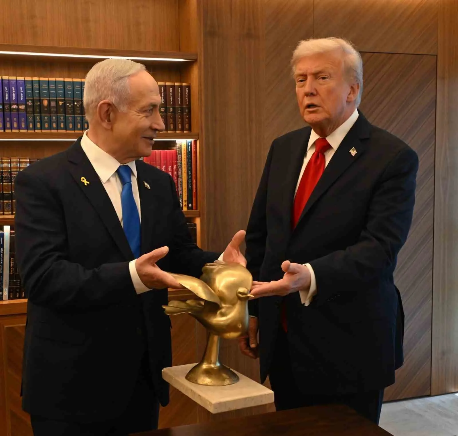 İsrail Başbakanı Binyamin Netanyahu, ABD Başkanı Donald Trump’a Altın Güvercin