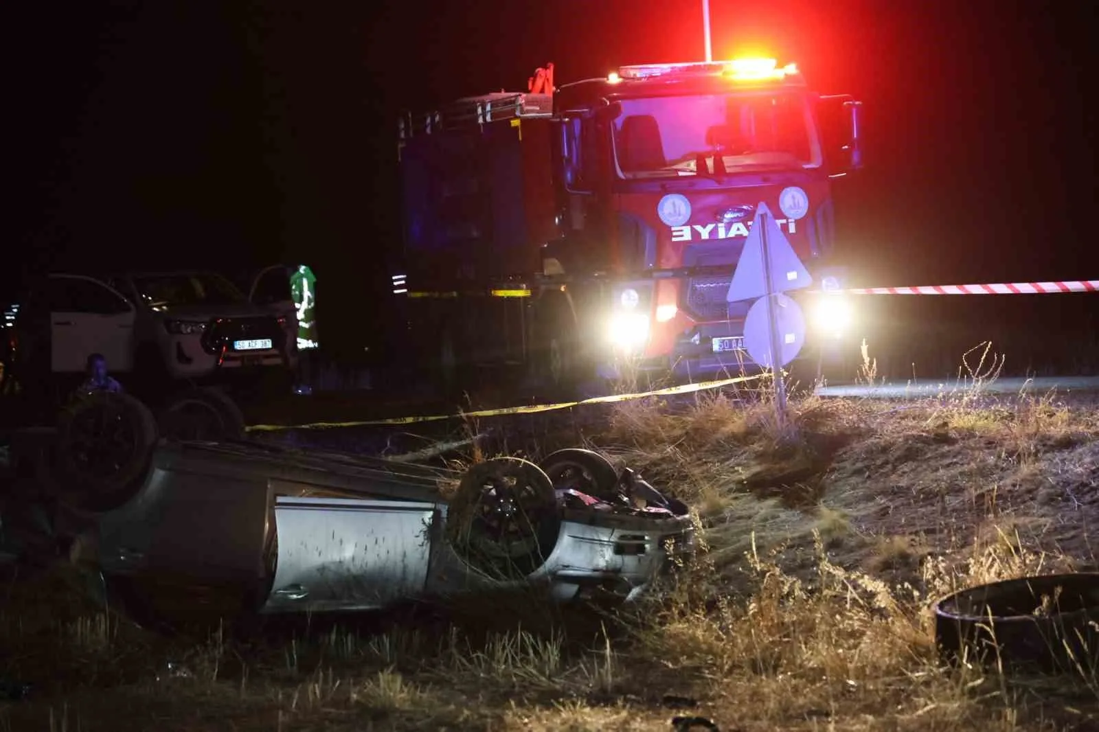 Nevşehir’in Derinkuyu ilçesinde kontrolden çıkan otomobilin tarlaya uçtuğu kazada 2