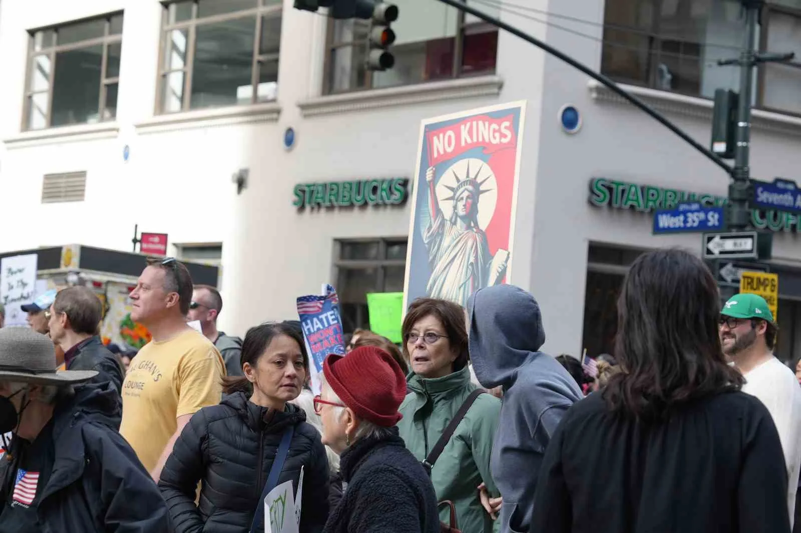 ABD’nin New York kentindeki ünlü Times Meydanı’nda on binlerce protestocu