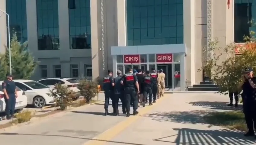 Niğde merkezli siber suçlara yönelik düzenlenen operasyonda 5 kişi gözaltına