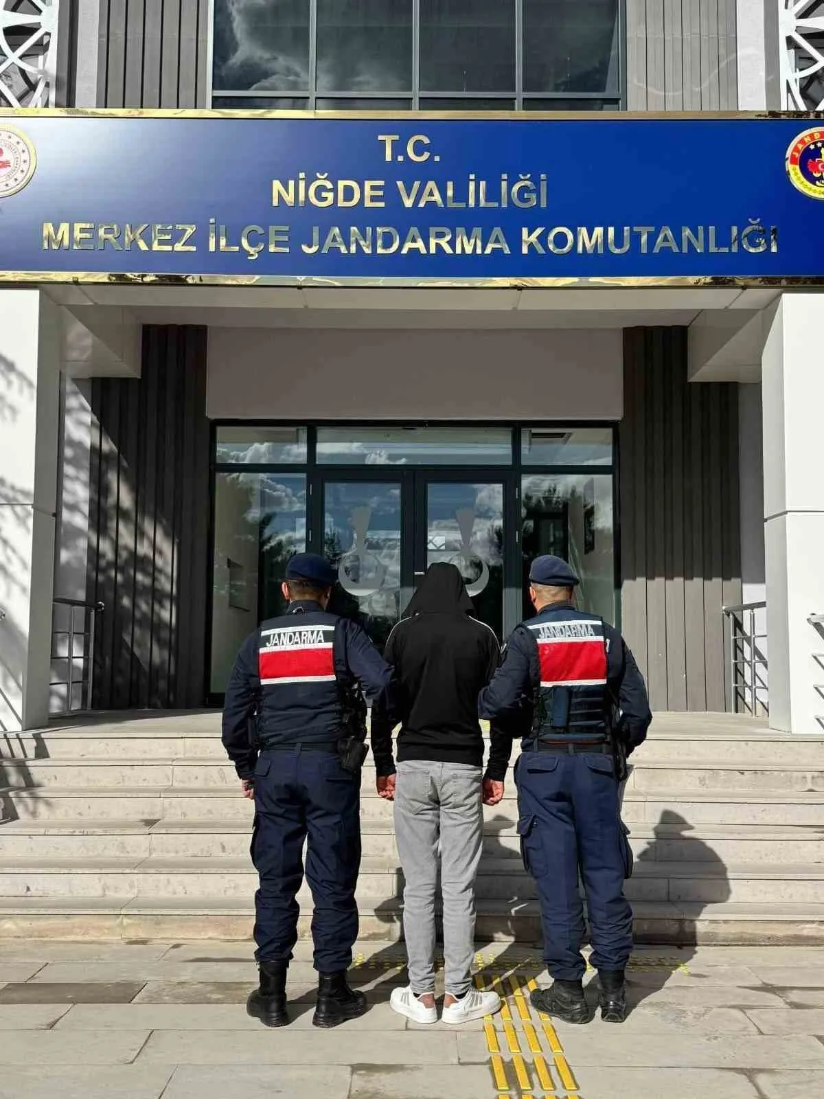 Niğde İl Jandarma Komutanlığı ekiplerince, çeşitli suçlardan aranan şahısların yakalanmasına