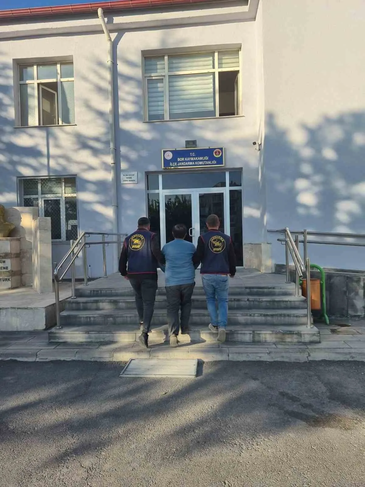 Niğde İl Jandarma Komutanlığı ekipleri, aranan şahısların yakalanmasına yönelik gerçekleştirdikleri