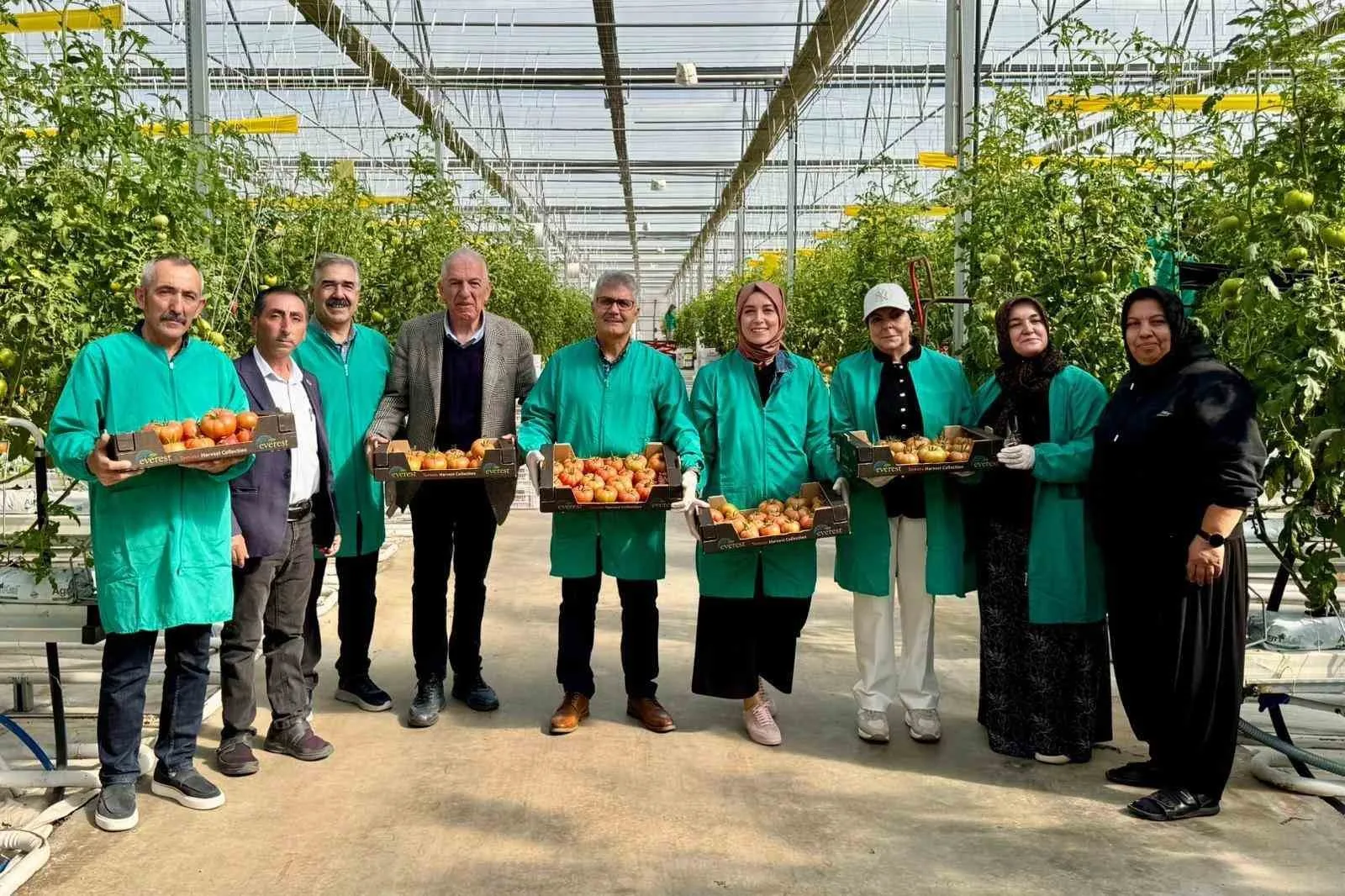 Niğde Valisi Cahit Çelik ve eşi Nermin Çelik, Narlıgöl bölgesinde