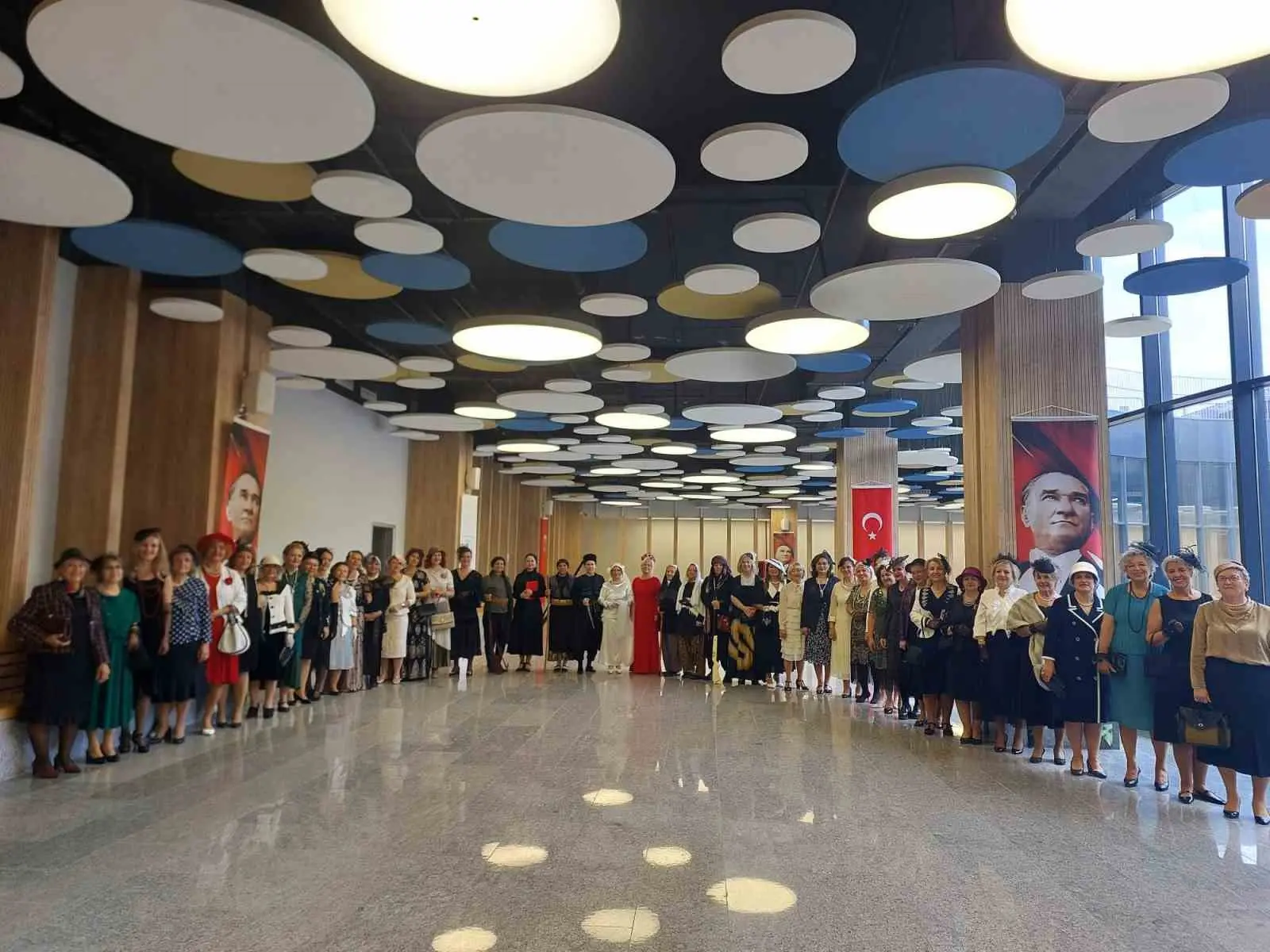 Nilüfer Kadın Korosu’nun Cumhuriyetin 102. yılına özel sergiledikleri ’Cumhuriyet Defilesi’