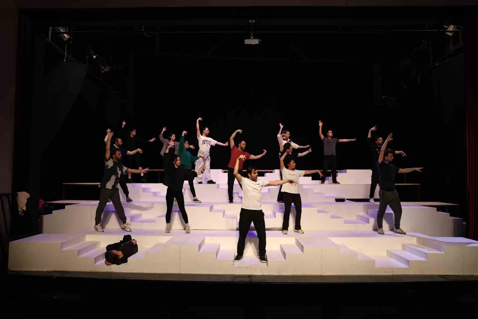 Nilüfer Belediyesi Kent Tiyatrosu (NKT) 2025-2026 Tiyatro Sezonu’na “Lüküs Hayat”