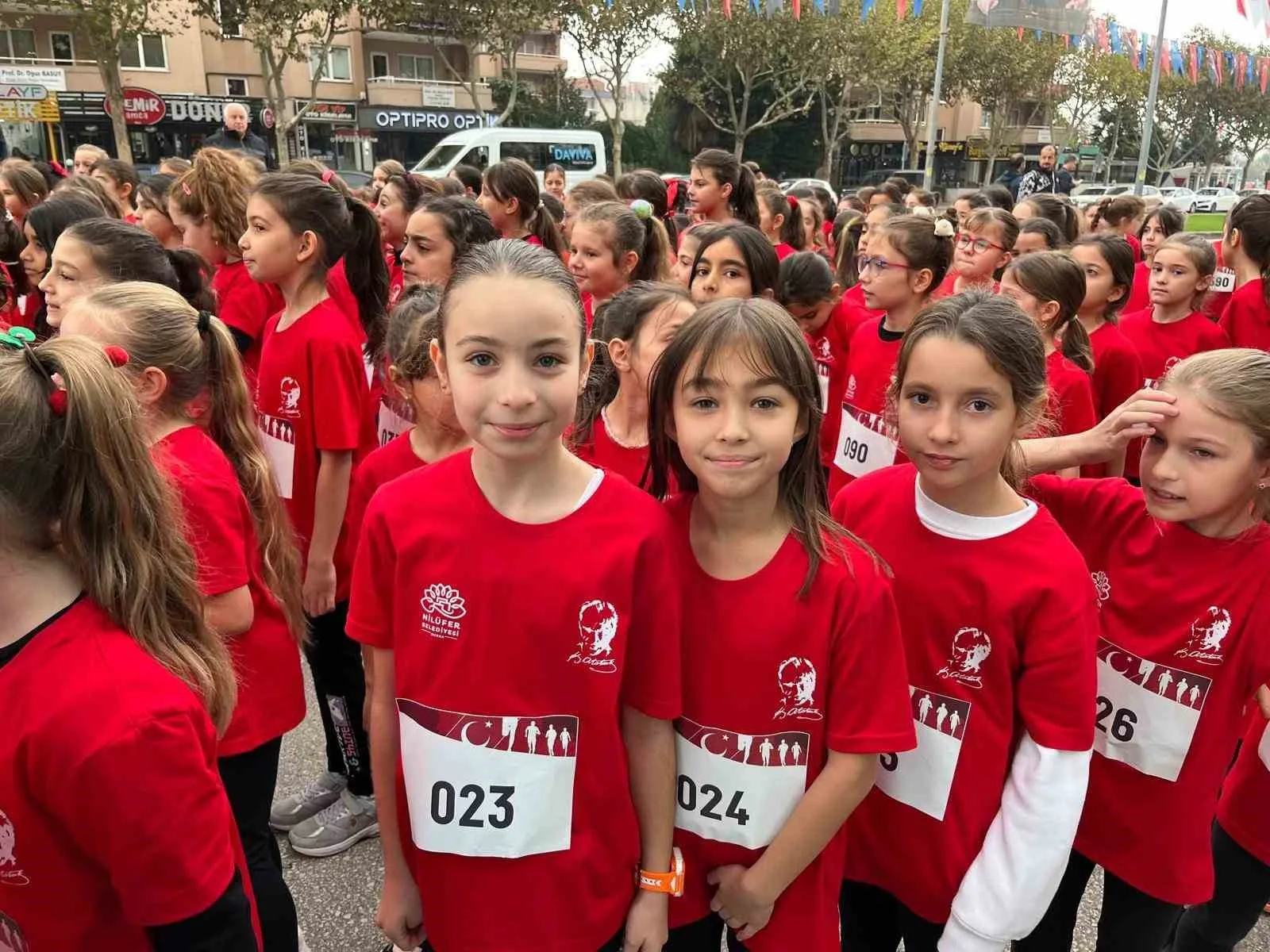 Bursa’nın Nilüfer ilçesinde çocuklar ve gençler Cumhuriyetin 102’nci yılını koşarak