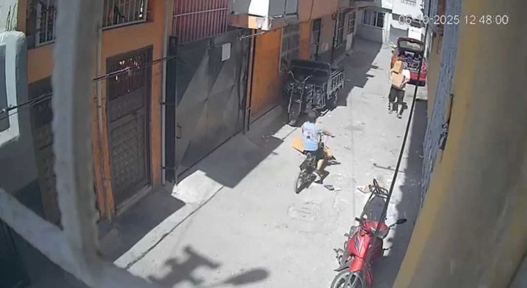 Adana’da sokakta üzerine karton örterek oyun oynayan çocuk ölümden döndü.