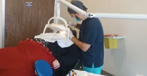 Fiziksel engeli nedeniyle, uzun süredir diş tedavisi yapılamayan bir hasta,