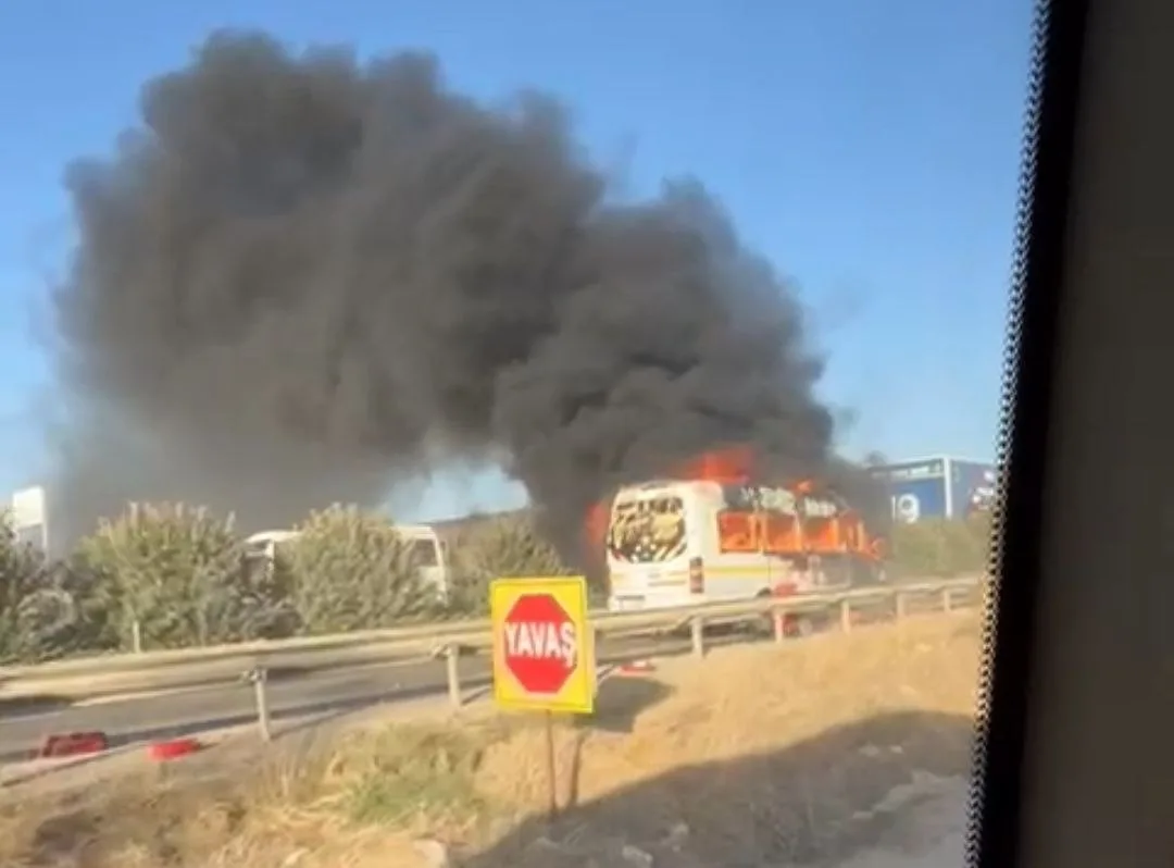 Adana’da öğrenci servis aracının çarptığı motosiklet sürücüsü çıkan yangında feci