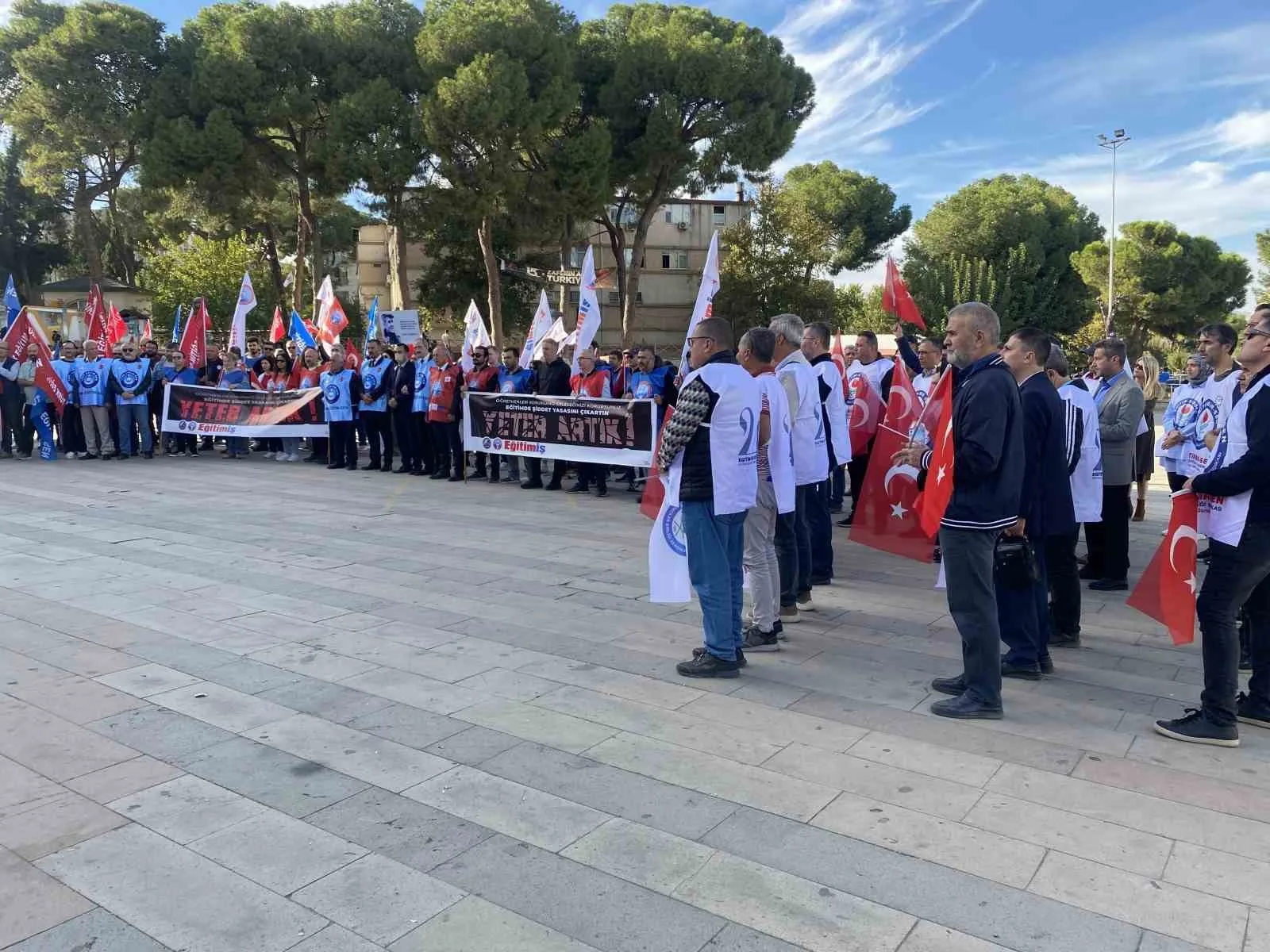Manisa’nın Alaşehir ilçesinde dersin huzurunu bozduğu için öğretmeni tarafından uyarılan