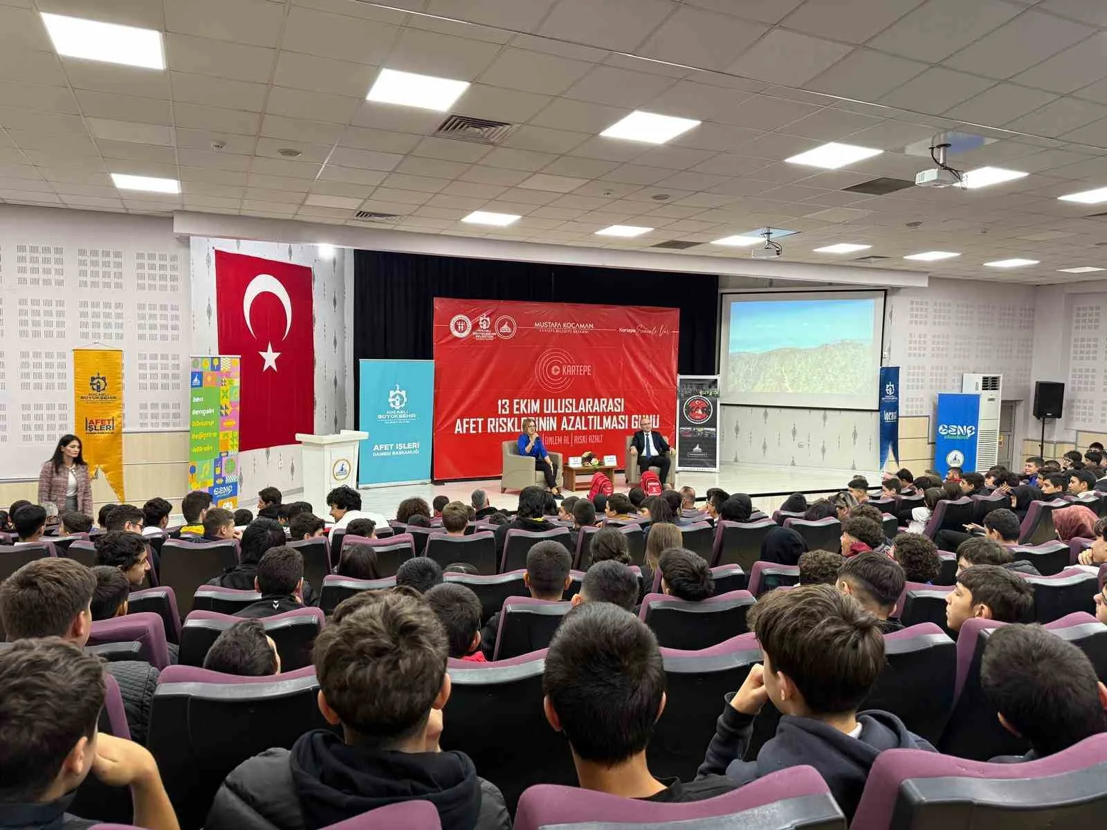 Kocaeli’de düzenlenen tatbikat, eğitim ve panellerle öğrencilerden yetişkinlere kadar bin