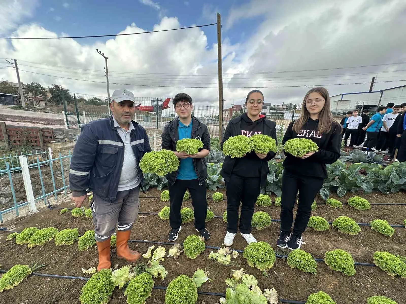 Çayırova’da lise öğrencileri belediye tarafından yeni hizmete açılan “Bahçem Çayırova”