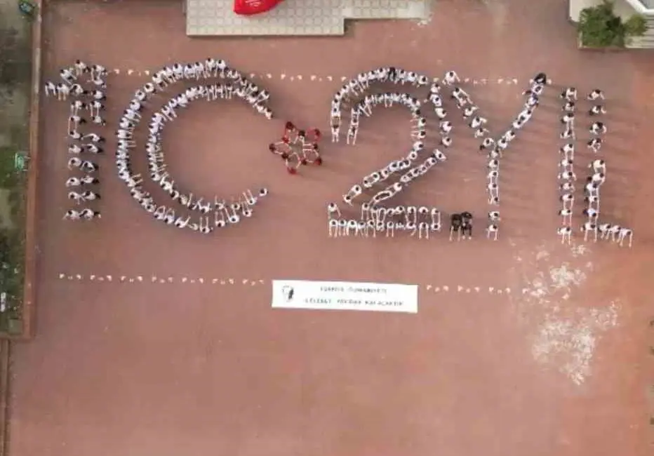 Bursa’da yüzlerce lise öğrencisi 102.yıl koreografisi oluşturdu ardından bayraklarla yürüyüş